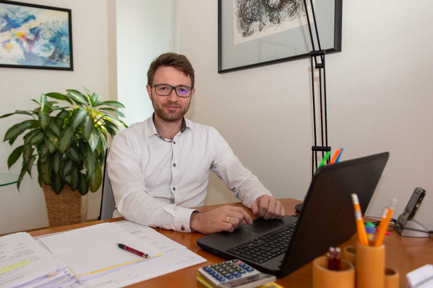 Lorenz Kirschner Spezialist für Erbrecht vor Laptop